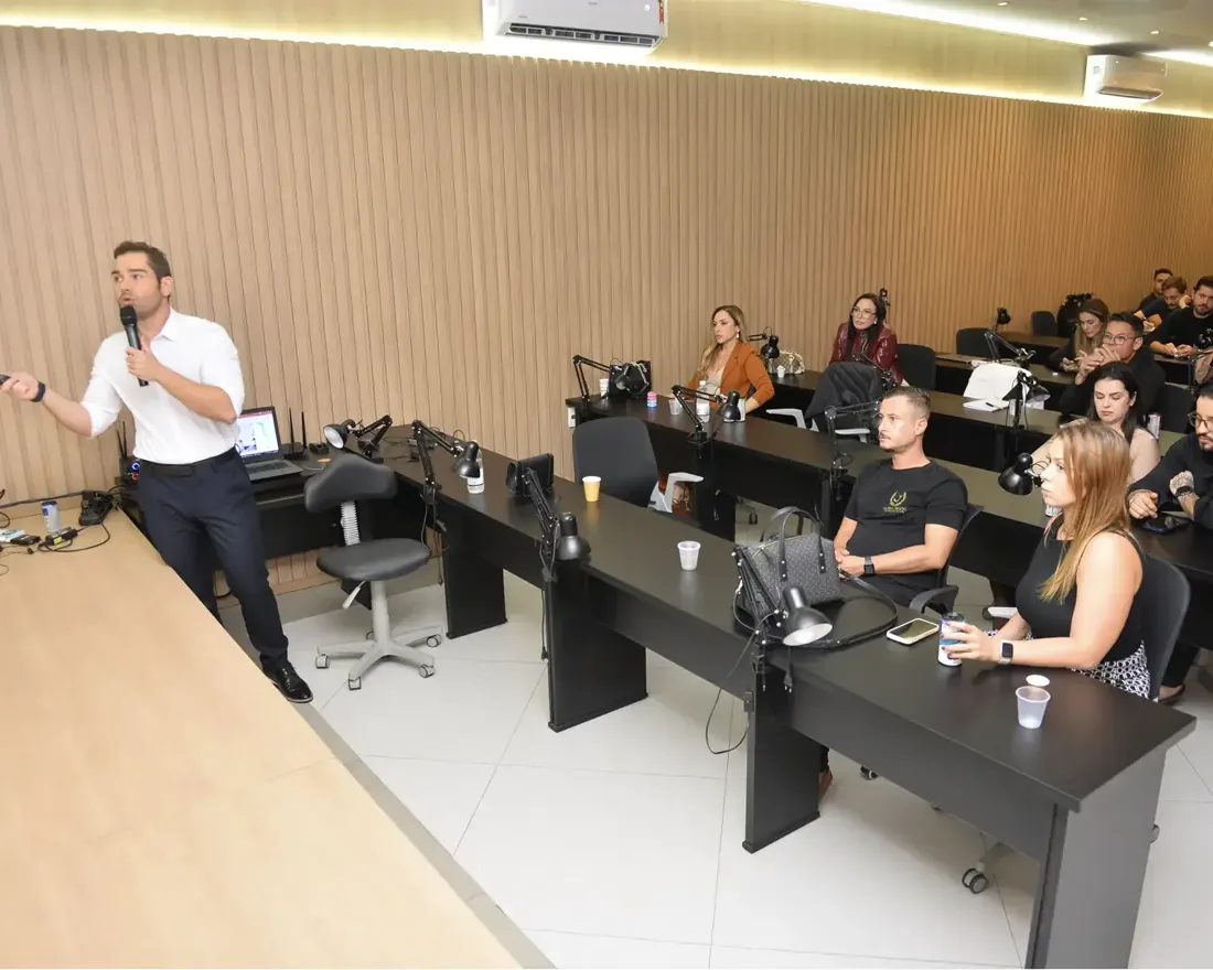 André Cherman dando aula para uma turma de dentistas